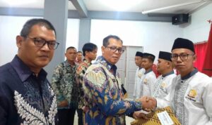 Pemberian Remisi Idul Fitri dan Nyepi langsung diberikan kepada Kepala Kantor Wilayah Direktorat Jenderal Pemasyarakatan Kepulauan Riau, Aris Munandar di Lapas Tanjungpinang. (Foto: Roland/Presmedia.id)