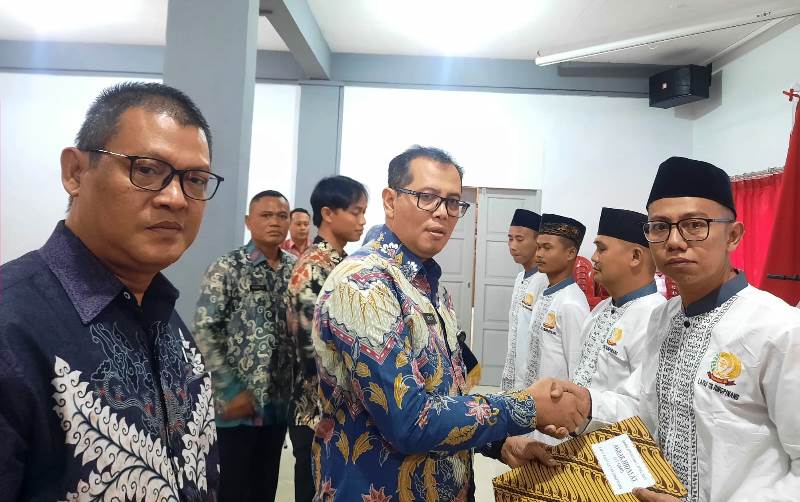 Pemberian Remisi Idul Fitri dan Nyepi langsung diberikan kepada Kepala Kantor Wilayah Direktorat Jenderal Pemasyarakatan Kepulauan Riau, Aris Munandar di Lapas Tanjungpinang. (Foto: Roland/Presmedia.id)