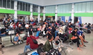 Pemudik saat menunggu keberangkatan kapal di Pelabuhan SBP Tanjungpinang. (Foto: Roland/Presmedia.id)