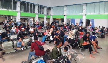 Pemudik saat menunggu keberangkatan kapal di Pelabuhan SBP Tanjungpinang. (Foto: Roland/Presmedia.id)