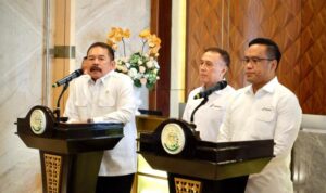 Direktur Utama PT Pertamina (Persero) Simon Aloysius Mantiri bersama Jaksa Agung Burhanuddin di Kejaksaan Agung saat memberi keterangan Pers (Foto-Puspenkum Kejagung).