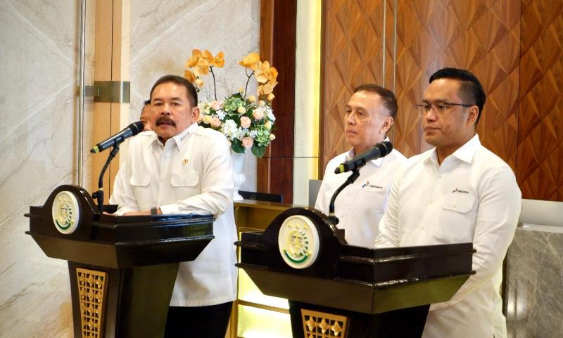Direktur Utama PT Pertamina (Persero) Simon Aloysius Mantiri bersama Jaksa Agung Burhanuddin di Kejaksaan Agung saat memberi keterangan Pers (Foto-Puspenkum Kejagung).