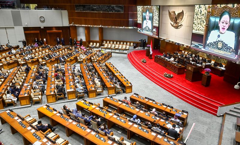 Rapat Paripurna ke 15 DPR Masa Persidangan II Tahun Sidang 2024 2025 DPR RI sahkan UU Nomor 34 Tahun 2004 tentang TNI menjadi UU di Kompleks Parlemen Senayan Jakarta Rapat Paripurna ke-15 DPR Masa Persidangan II Tahun Sidang 2024-2025 DPR-RI sahkan UU Nomor 34 Tahun 2004 tentang TNI menjadi UU di Kompleks Parlemen, Senayan, Jakarta, Kamis (20/3/2025). (Foto: ANTARA FOTO/Rivan Awal Lingga).