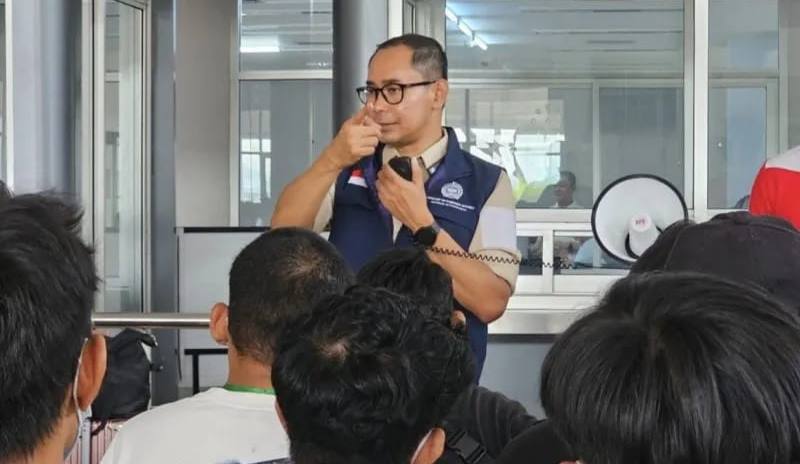 Staf Kementerian Luar Negeri dan Tim Perlindungan Warga Negara Indonesia (PWNI), saat memberi peringatan pada 169 WNI yang dipulangkan dari Myawaddy, Myanmar. (Foto: ANTARA/HO-Kemlu RI)