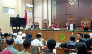 Tujuh pejabat BIntan terdakwa kasus gratifikasi saat disidang di PN Tanjungpinang Kamis (20/3/2025).