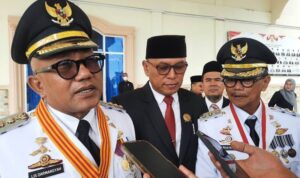 Walikota Tanjungpinang Lis Darmansyah dan wakil walikota Tanjungpinang Raja Ariza memberikan keterangan pada Media usai menyampaikan pidato awalnya di DPRD kota Tanjungpinang. (Roland/ Presmedia)