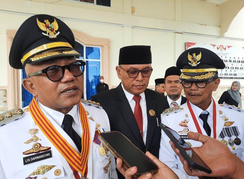 Usai Dilantik Lis dan Raja Mulai Jalankan Program Tanjungpinang Berbenah di 100 hari Prioritas Kerja Walikota Tanjungpinang Lis Darmansyah dan wakil walikota Tanjungpinang Raja Ariza memberikan keterangan pada Media usai menyampaikan pidato awalnya di DPRD kota Tanjungpinang. (Roland/ Presmedia)