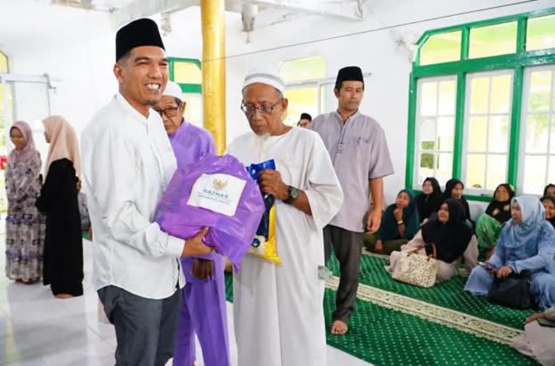  Wakil Bupati Lingga Novrizal saat menghadiri Safari Ramadhan di Masjid An-Nur, Desa Benan, Kecamatan Katang Bidare-Lingga, Sabtu (15/3/2025). (Foto-Alia/Presmedia.id) 