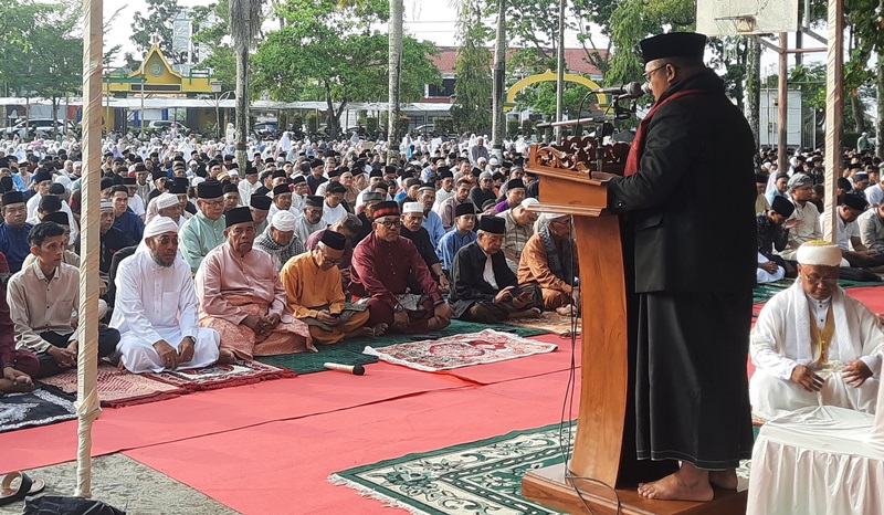 Walikota Tanjungpinang Lis Darmansyah bersama ribuan umat muslim menjalankan sholat ied di Lapangan Pamedan. (Foto: Roland/Presmedia.id)