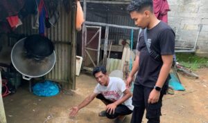 Anggota Polsek Bintan Utara melakukan olah TKP kasus warga meninggal dunia akibat meminum obat racun rumput di Desa Teluk Sasah Kecamatan Seri Kuala Lobam. (Foto: Polsek Bintan Utara)