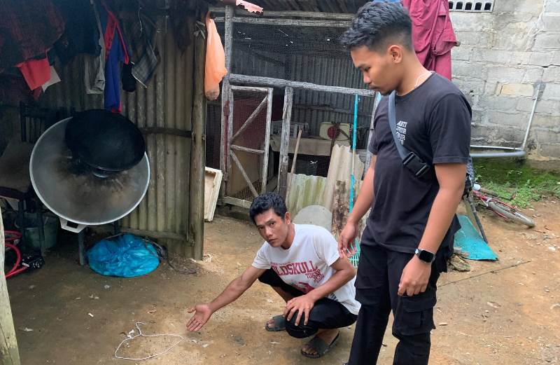Anggota Polsek Bintan Utara melakukan olah TKP kasus warga meninggal dunia akibat meminum obat racun rumput di Desa Teluk Sasah Kecamatan Seri Kuala Lobam. (Foto: Polsek Bintan Utara)