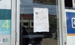 Brosur DPO Tanjungpinang ringkus tersangka Cms, eks mantan Manager Outlet Richeese Factory Batu 9 Tanjungpinang saat ditempel di salah satu swalayan Kota Tanjungpinang. (Foto: Roland/Presmedia.id)