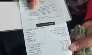 Bukti Tiket warga ke Lingga dengan pengenaan biaya layanan e-ticketing Rp2,000 per tiket/orang kendati tidak pernah menggunakan aplikasi e-ticketing dan tiket dibeli langsung di konter/loket Ferry MV.Super Jet di Pelabuhan SBP Tanjungpinang. (Foto: Roland/Presmedia.id)