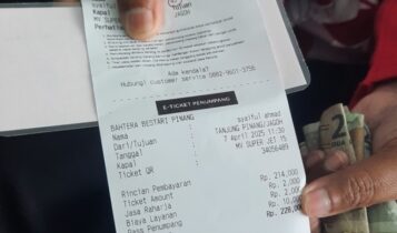 Bukti Tiket warga ke Lingga dengan pengenaan biaya layanan e-ticketing Rp2,000 per tiket/orang kendati tidak pernah menggunakan aplikasi e-ticketing dan tiket dibeli langsung di konter/loket Ferry MV.Super Jet di Pelabuhan SBP Tanjungpinang. (Foto: Roland/Presmedia.id)