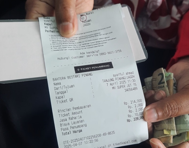 Bukti Tiket warga ke Lingga dengan pengenaan biaya layanan e ticketing Rp2000 per tiketorang kendati tidak pernah menggunakan aplikasi e ticketing dan tiket dibeli langsung Bukti Tiket warga ke Lingga dengan pengenaan biaya layanan e-ticketing Rp2,000 per tiket/orang kendati tidak pernah menggunakan aplikasi e-ticketing dan tiket dibeli langsung di konter/loket Ferry MV.Super Jet di Pelabuhan SBP Tanjungpinang. (Foto: Roland/Presmedia.id)