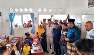 Bupati Bintan Roby Kurniawan bersama CEO PT Solid Pelayaran Indonesia George Santos beserta Petinggi PT BAI, KEK Galang Batang dan FKPD meninjau pelaksanaan MBG untuk pelajar SDN 05 dan SMPN 27 Kecamatan Gunung Kijang. (Foto: Hasura/Presmedia.id)