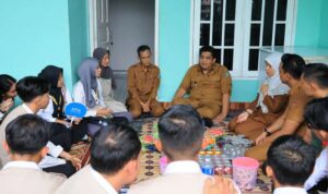Bupati Bintan Roby Kurniawan saat memperkenalkan, sentra pengembangan UMKM Kerupuk Bintan, kepada 20 Pemuda Terpilih dalam program Bintan Young Leaders. (Foto: Diskominfo Bintan)