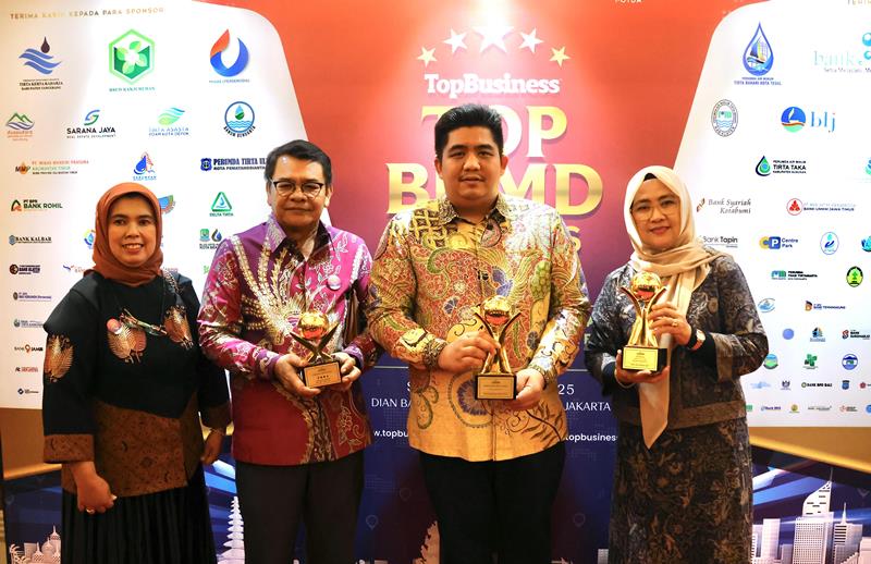 Bupati Roby Kurniawan sebagai TOP Pembina BUMD dan Direktur Utama BPR Bintan Radhiah memperoleh tiga pengharagaan pada acara puncak TOP BUMD Awards 2025 Bupati Roby Kurniawan sebagai TOP Pembina BUMD dan Direktur Utama BPR Bintan Radhiah memperoleh tiga penghargaan pada acara puncak TOP BUMD Awards 2025 di Dian Ballroom, Hotel Raffles Jakarta, Senin (28/04/2025). (Foto: Diskominfo Bintan)
