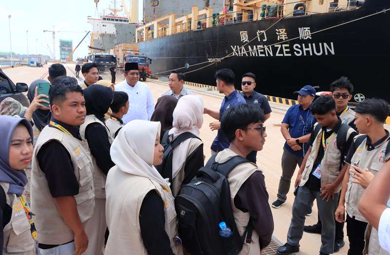 Bupati Bintan Roby Kurniawan, bersama pemuda yang tergabung dalam Bintan Young Leaders (BYL) melakukan Kunjungan Kerja (Kunker) ke PT. Bintan Alumina Indonesia (BAI) Jumat (18/04/2025)