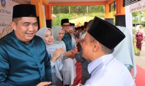 Bupati Bintan Roby Kurniawan bersama Wakil Bupati Bintan Deby Maryanti, Sekda Bintan, dan jajaran Forum Koordinasi Pimpinan Daerah (FKPD) Bintan, menggelar acara Halal Bi Halal Idul Fitri 1446 H bersama warga di berbagai kecamatan di Bintan, Selasa (1/4/2025).(Foto:Diskominfo Bintan)