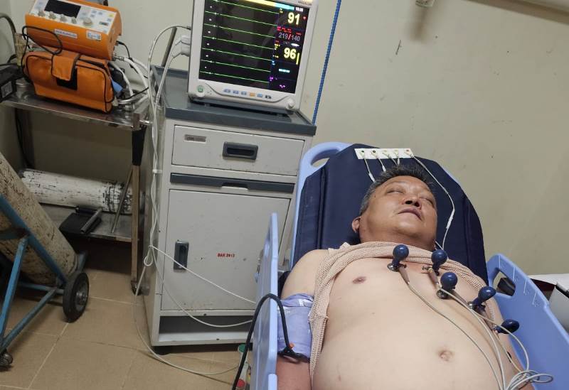 Dilaporkan dalam kasus penganiayaan, korban pengeroyokan Hartono alias Amiang saat dirawat di rumah sakit saat ini dijadikan Polis tersangka pengeroyokan. (Foto: Kuasa Hukum Hartono Alias Amiang)