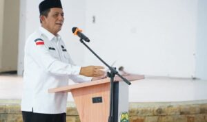 Gubernur Kepri Ansar Ahmad dan wakil Gubernur Kepri Nyanyang Haris Pratamura bersama rombingan saat menggelar Halal Bi Halal bersama masyarakat Kabupaten Lingga. (Foto:Aulia/Presmedia.id)