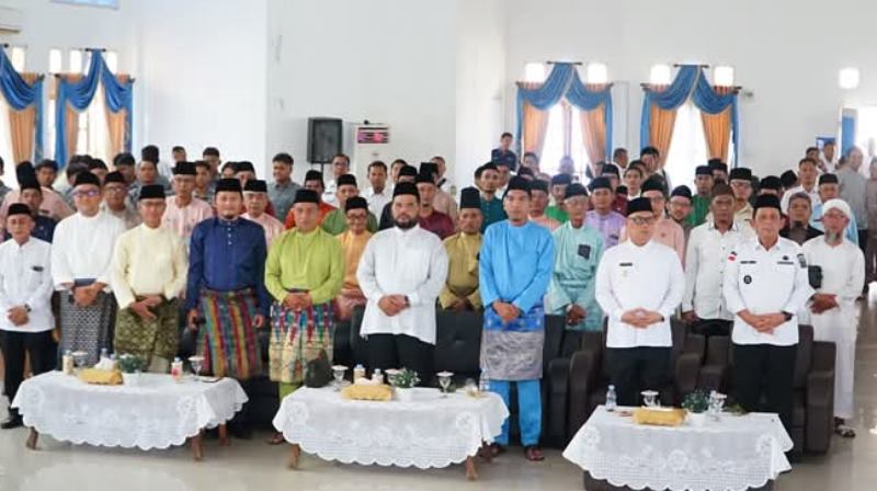 Gubernur Kepri Ansar Ahmad dan wakil Gubernur Kepri Nyanyang Haris Pratamura bersama rombingan saat menggelar Halal Bi Halal bersama masyarakat Kabupaten Lingga. (Foto:Aulia/Presmedia.id)