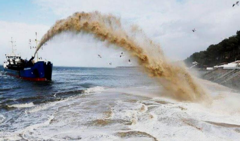 Ilustrasu praktik pemanfatan pasir laut dengan cara menggunakan alat untuk menghisap (foto:UGM)