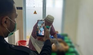 Jenazah Suherman yang merupakan napi kasus narkoba Lapas Narkotika Kelas IIA Tanjungpinang sedang dimandikan oleh petugas Fardhu Kifayah RSUD Bintan. (Foto: Lapas Narkotika Kelas IIA Tanjungpinang)