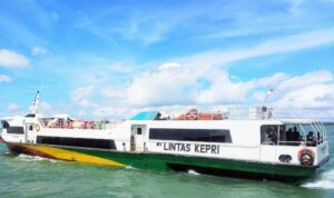 Kapal MV.Lintas Kepri saat melayani penumpang dari Lingga ke Tanjungpinang. (Foto: Aulia/Presmedia.id)