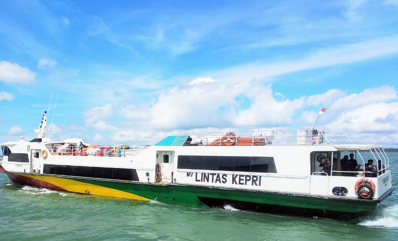 Kapal MV.Lintas Kepri saat melayani penumpang dari Lingga ke Tanjungpinang. (Foto: Aulia/Presmedia.id)