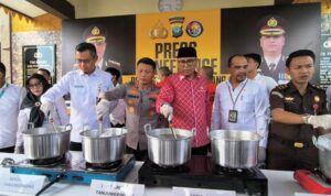 Kapolresta Tanjungpinang, Kombes Pol Hamam Wahyudi bersama FKPD saat melakukan pemusnahan narkoba di Mapolresta Tanjungpinang. (Foto: Roland/Presmedia.id)