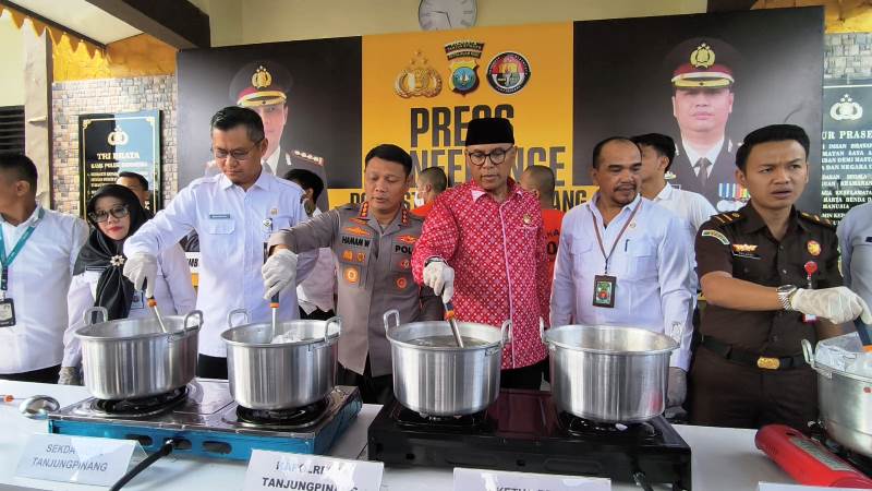 Kapolresta Tanjungpinang Kombes Pol Hamam Wahyudi bersama FKPD saat melakukan pemusnahan narkoba di Mapolresta Tanjungpinang Kapolresta Tanjungpinang, Kombes Pol Hamam Wahyudi bersama FKPD saat melakukan pemusnahan narkoba di Mapolresta Tanjungpinang. (Foto: Roland/Presmedia.id)