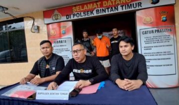 Kapolsek Bintan Timur AKP Khapandi dan Kanitreskrim Polsek Bintan Timur Ipda Daeng Salamun serta panitnya menggelar konferensi kasus curanmor di Mako Polsek Bintan Timur. (Foto: Hasura/Presmedia.id)