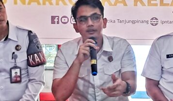 Kasatreskoba Polres Bintan Iptu Davinci Josie Sidabutar saat memberikan keterangan resmi di Lapas Narkotika Kelas IIA Tanjungpinang. (Foto: Hasura/Presmedia.id)