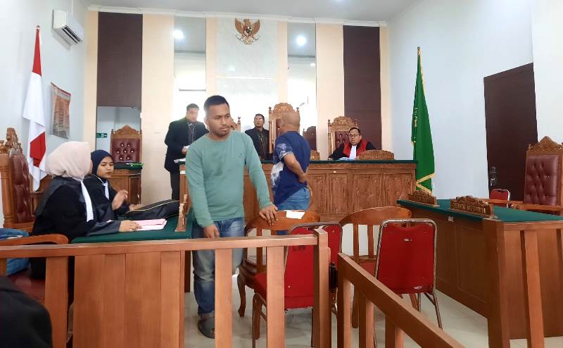 Kedua terdakwa meninggalkan ruangan persidangan PN Tanjungpinang. (Foto: Roland/Presmedia.id)