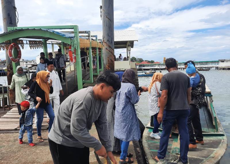 Sejumlah pengunjung saat masuk kedalam pompong  di Pelantar Kuning Penyengat Kota Tanjungpinang (Roland/ Presmedia)