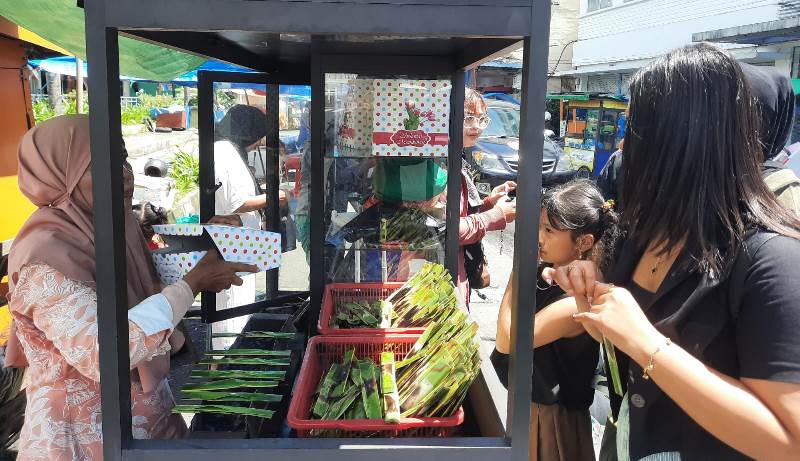 Pedagang otak-otak di Pelabuhan SBP Tanjungpinang Saat menjajakan Makanan khas kota Tanjungpinang. (Roland/Presmedia)