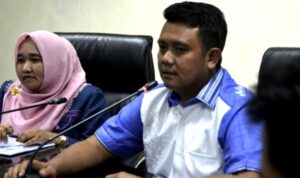 Mantan Bupati Bintan Apri dan mantan Anggota DPRD BIntan Susilawati dalam sebuah Rapat pada 2016 di DPRD Bintan.