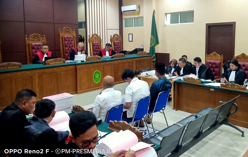 Mantan Bupati Bintan sekaligus eks terpidana Komisi Pemberantasan Korupsi KPK Apri Sujadi bersama saksi lain saat diperiksa sebagai saksi di PN Tanjungpinang Mantan Bupati Bintan sekaligus eks terpidana Komisi Pemberantasan Korupsi (KPK), Apri Sujadi bersama saksi lain saat diperiksa sebagai saksi di PN Tanjungpinang. (Foto: Presmedia.id)