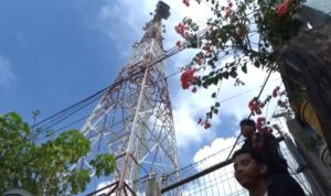 Menara telekomunikasi terbengkalai ancam keselamatan warga di Kampung Bukit, Jalan Taman Bahagia, Kampung Bukit  Kota Tanjungpinang (Roland/Presmedia)