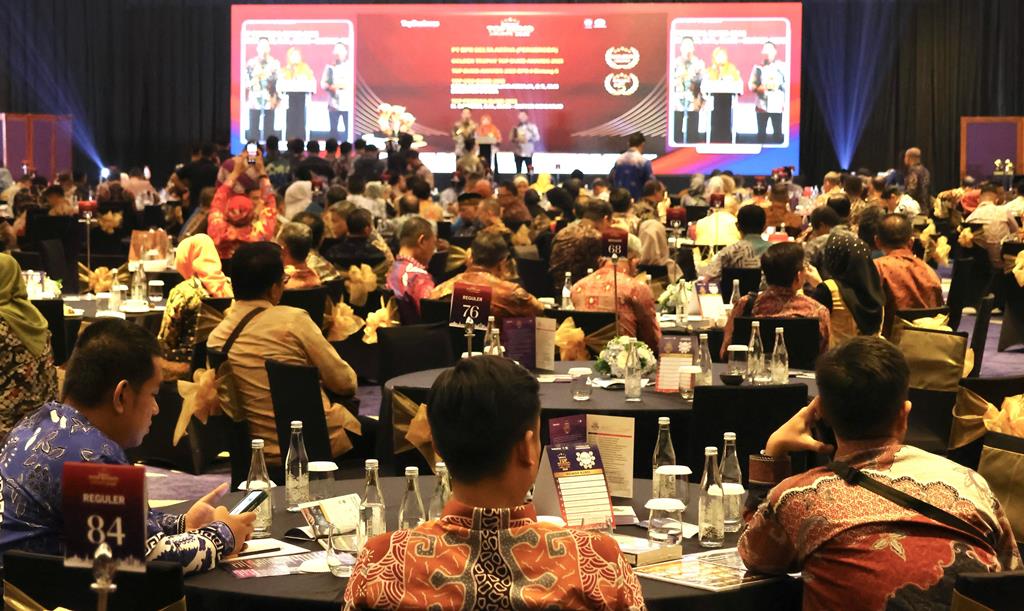 Pembacaan perolehan pengharhaan ajang TOP BUMD Awards 2025 pada acara puncak TOP BUMD Awards 2025 di Dian Ballroom Hotel Raffless Jakarta Pembacaan perolehan ajang TOP BUMD Awards 2025 pada acara puncak TOP BUMD Awards 2025 di Dian Ballroom, Hotel Raffles Jakarta. (Foto: Diskominfo Bintan)