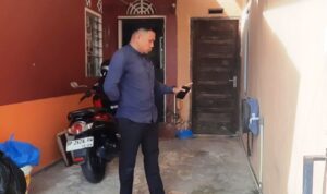 Pemilik sepeda motor, Sulaiman saat menunjukan sepeda motor yang diparkirkan di sebelah rumahnya. (Foto: Roland/Presmedia.id)