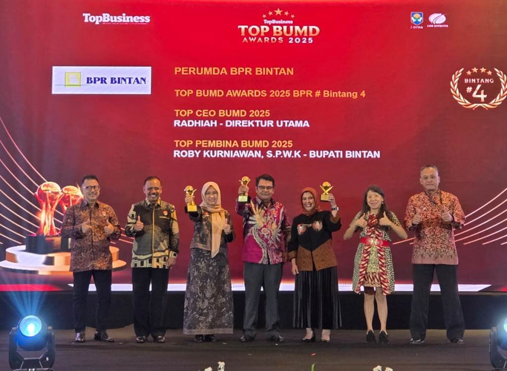 Pemkab Bintan Sabet Tiga Penghargaan Ajang TOP BUMD Awards 2025 Pemkab Bintan Sabet Tiga Penghargaan Ajang TOP BUMD Awards 2025, Bupati Roby Raih TOP Pembina BUMD pada acara puncak TOP BUMD Awards 2025 di Dian Ballroom, Hotel Raffles Jakarta, Senin (28/04/2025). (Foto:Diskominfo Bintan)