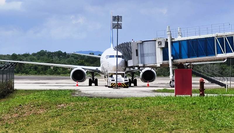 Pesawat Garuda GA288 tujuan Jakarta-Tanjungpinang masih dilakukan perbaikan di Bandara RHF. (Foto: Roland/Presmedia.id)