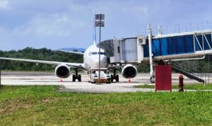 Pesawat garuda saat melakukan perbaikan di Bandara RHF Tanjungpinang. (Foto: Roland/Presmedia.id)
