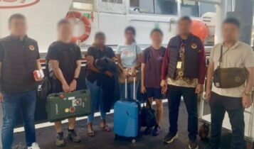 Petugas Kantor Imigrasi Kelas I Khusus Tempat Pemeriksaan Imigrasi (TPI) Batam, Kepri dengan WNA yang akan dideportasi di Pelabuhan Batam Center. (Foto: Imigrasi Kelas I Batam)