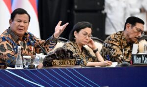 Presiden Prabowo Subianto berdialog dengan para ekonom dan pengusaha pada acara Sarasehan Ekonomi yang digelar di Menara Mandiri, Jakarta, pada Selasa, 8 April 2025. (Foto: BPMI Setpres)