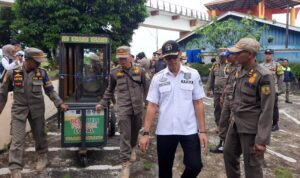 Satpol PP Satpol PP Tanjungpinang Tertibkan Gerobak dan Kontainer Di Laman Bunda, RHF, Tugu Sirih Kota Tanjungpinang. (Foto: Roland/Presmedia.id)