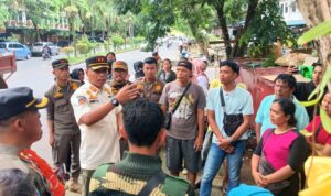 Satpol PP Tanjungpinang saat melakukan penertiban di PKL di Pasar Bintan Center. (Foto: Satpol PP)
